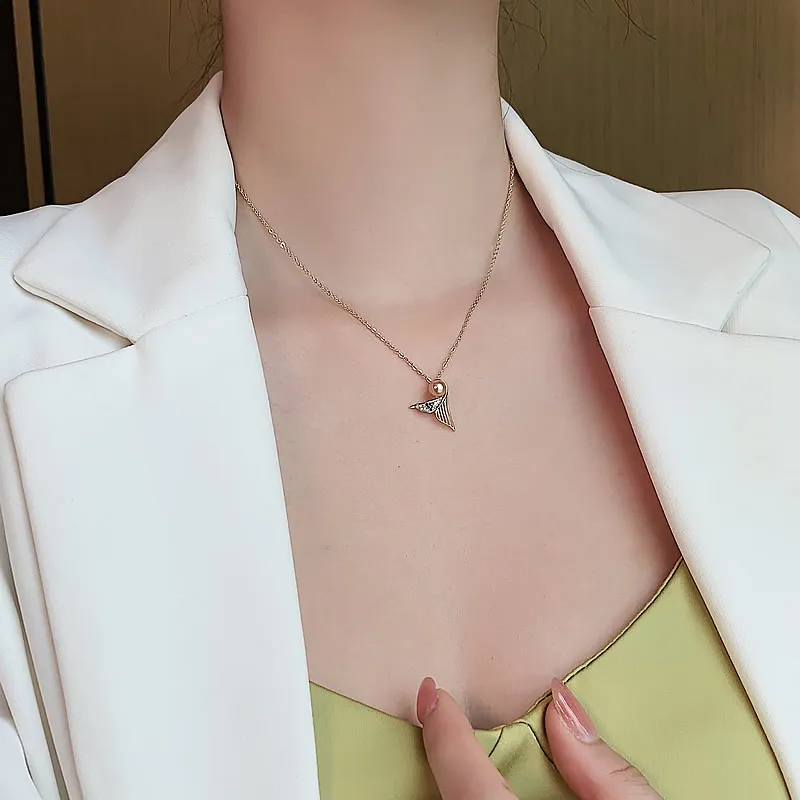 2020 korejski novega modela, modni nakit preprost ribji rep baker vdelan cirkon sladkovodnih pearl obesek ženski clavicle ogrlica
